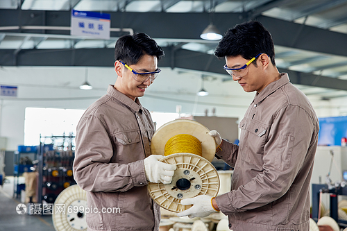 车间技术工人工作交流 推动技术提升与团队协作